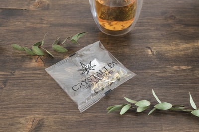 透明酒杯旁的黑白塑料袋
